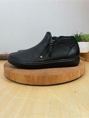 Ecco | Black Pebbled Leather Soft 7 Zip Bootie 43024301001 Size 37/6
